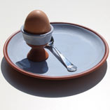 

   Oko4 eggcup, blue
   on Oko4 side plate, blue   
.
