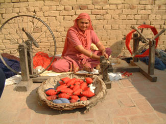 

   Preparing the yarn   

