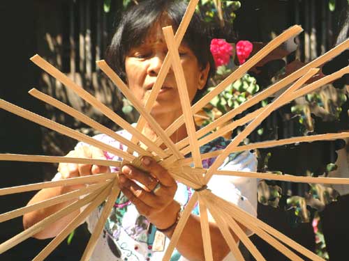 

   The weaving begins   

   Muñoz, Philippines   
 
