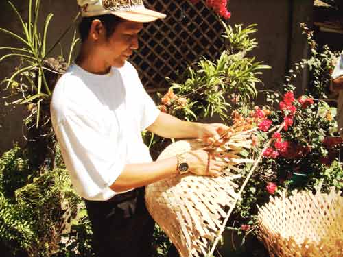 

   The basket begins to take shape   

   Muñoz, Philippines   
 
