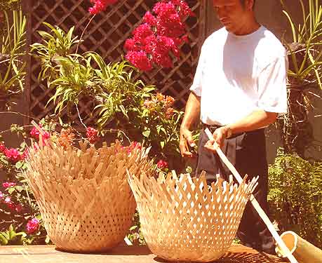 

   Making the «Granny basket»   
   for Onevillage.com

   Muñoz, Philippines   
 
